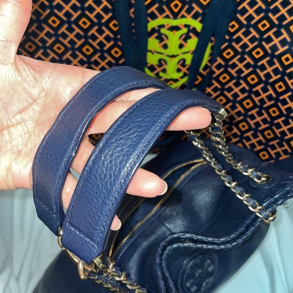 Tory Burch Navy Thea Slouchy Chain Bag - Picture 6 of 17